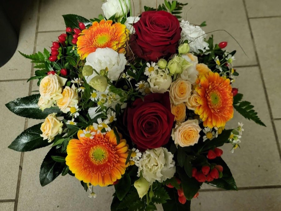 Runder Strauß mit Gerbera, Rosen und Kamille