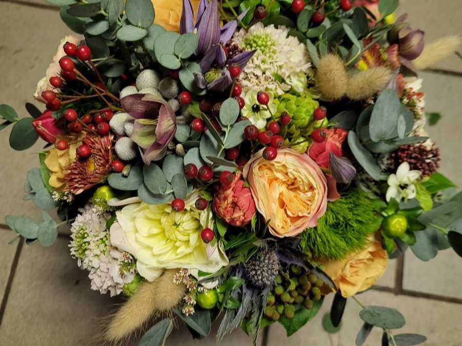 Herbstlicher Strauß mit Rosen, Hagebutten, Dahlien und Eukalyptus