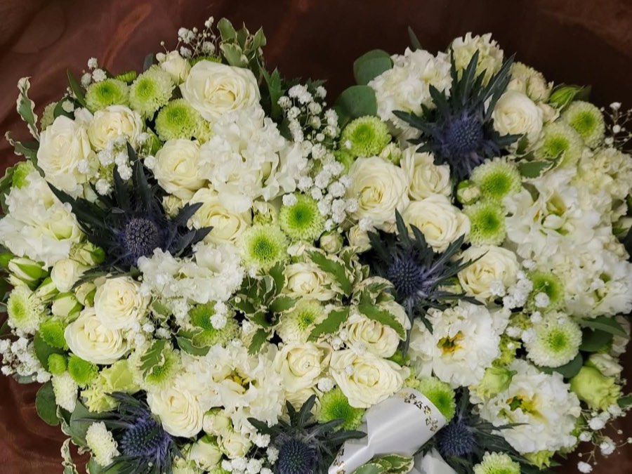 Trauerherz aus weißen Rosen, Lisianthus und Edeldistel