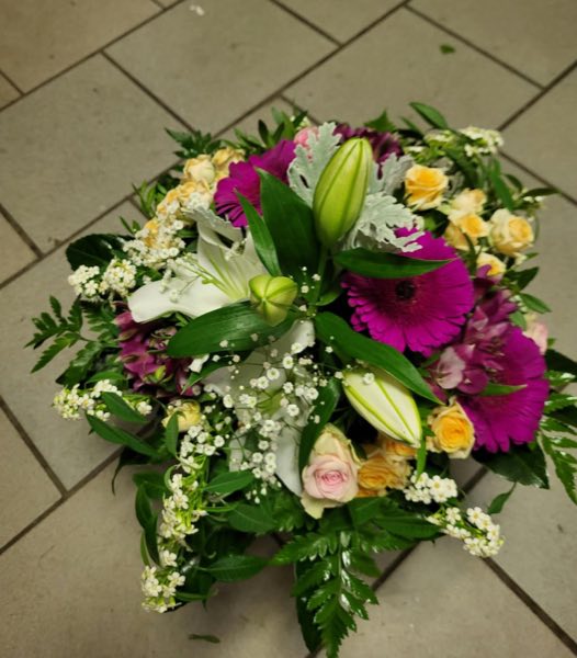 Gesteck mit Lilien, Gerbera und Rosen