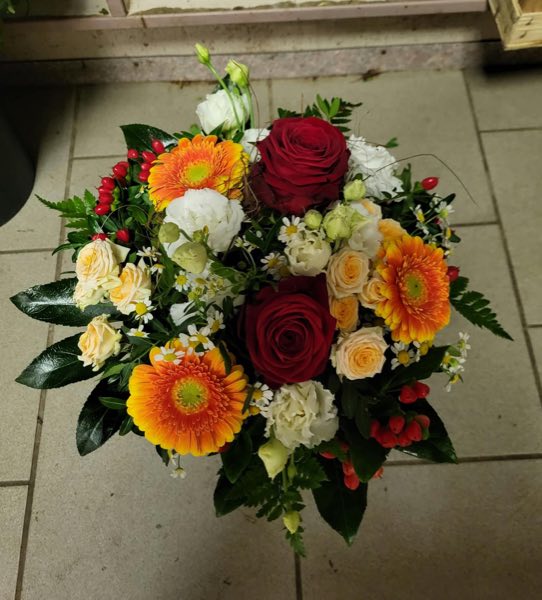 Runder Strauß mit Gerbera, Rosen und Kamille