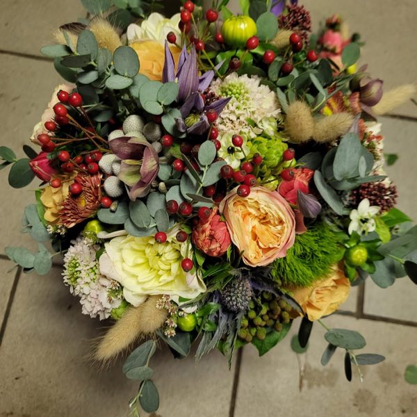 Herbststrauß mit Rosen, Hagebutten und Eukalyptus
