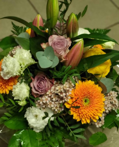 Bunter Strauß mit Lilien, Gerbera und Rosen
