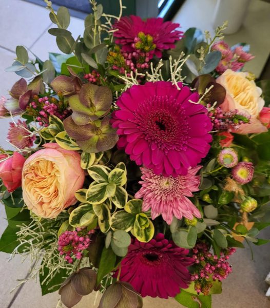 Strauß in Pink und Apricot mit Gerbera und Edelrosen