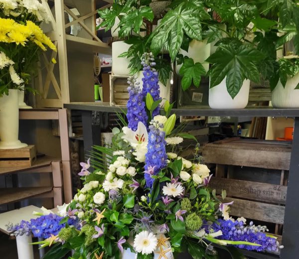 Trauergesteck mit Rittersporn, Lilien und Gerbera