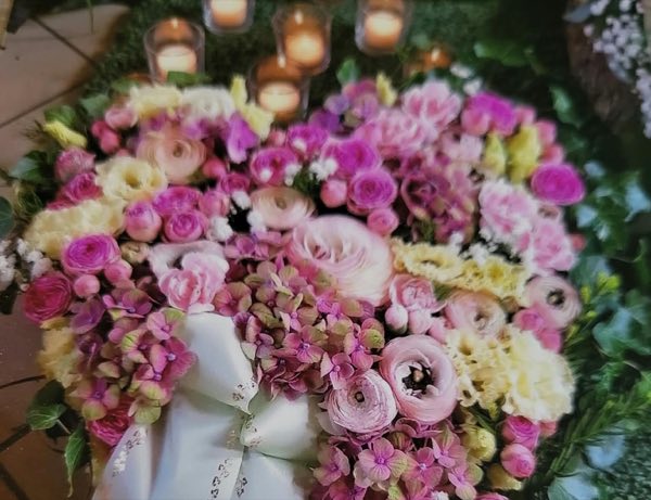 Trauerherz mit Ranunkeln, Hortensien und Rosen
