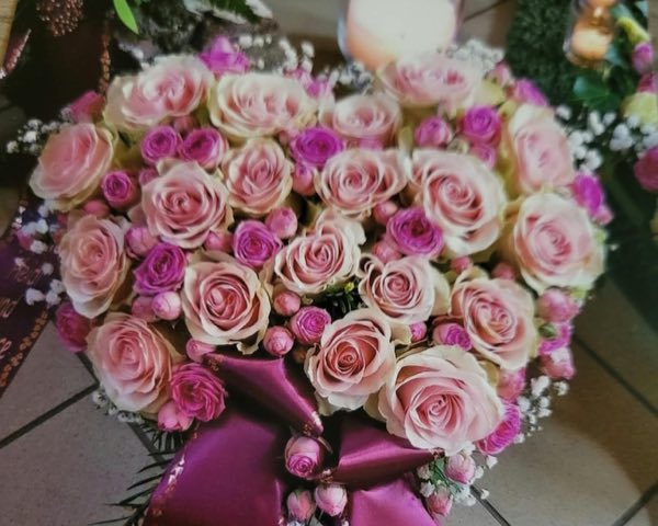 Trauerherz aus rosa Rosen in verschiedenen Tönen