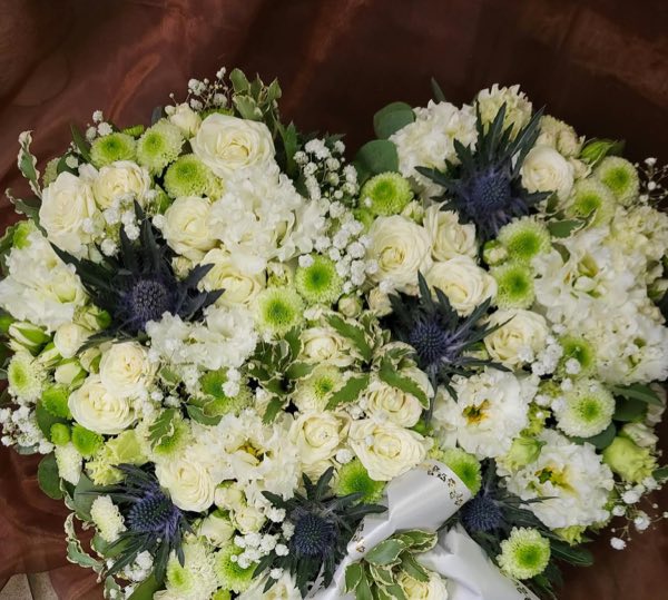 Trauerherz aus weißen Rosen, Lisianthus und Edeldistel