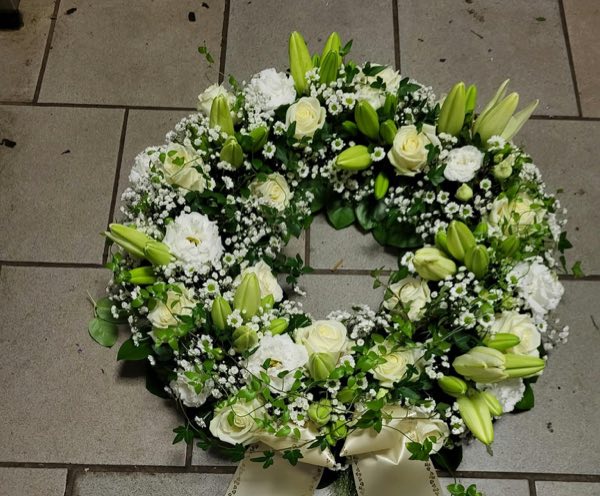 Trauerkranz aus weißen Rosen, Lilien und Schleierkraut
