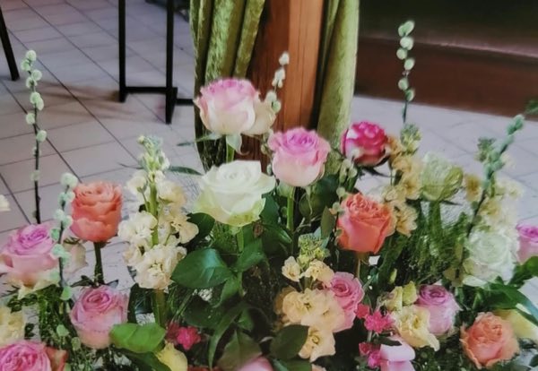 Trauergesteck in zarten Rosatönen mit Rosen und Levkojen